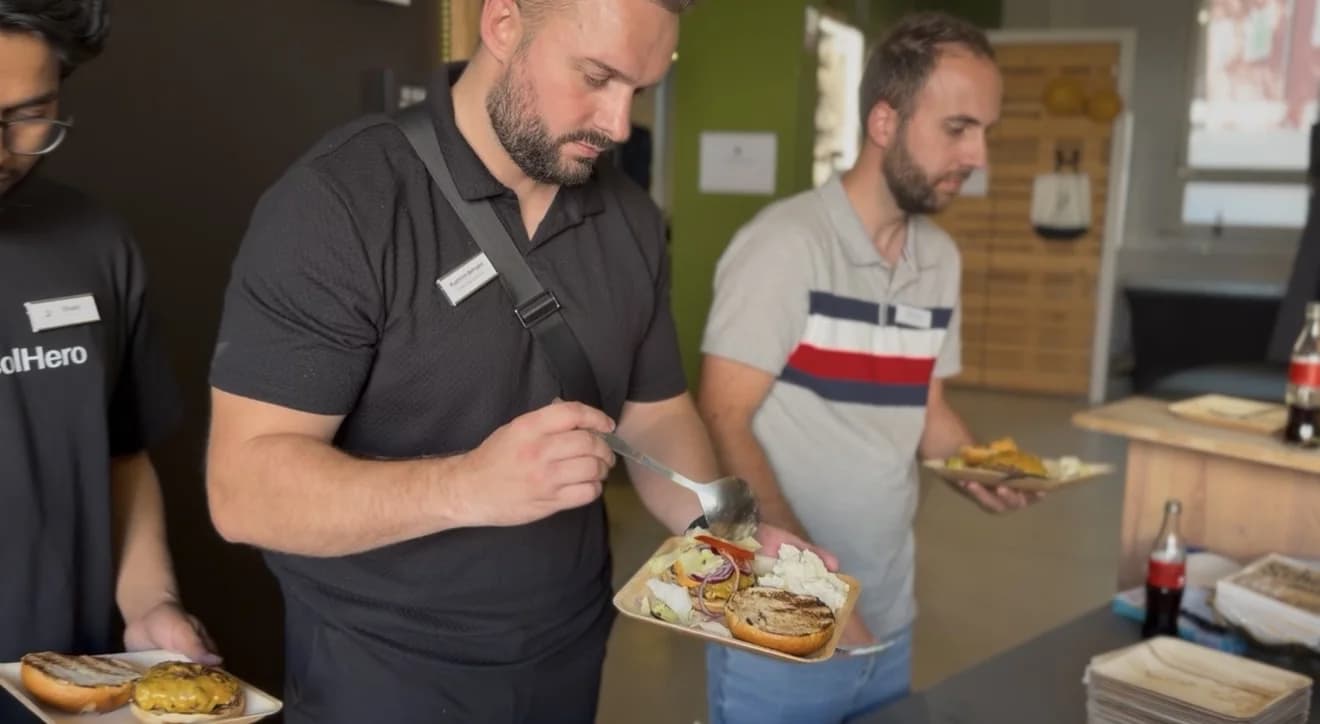 Gäste stellen sich am Buffet ihr Mittagessen zusammen