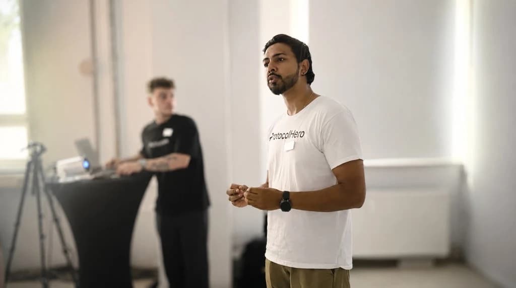 ProtocolHero Sprecher im weißen Shirt präsentiert beim Hero Community Day 2026