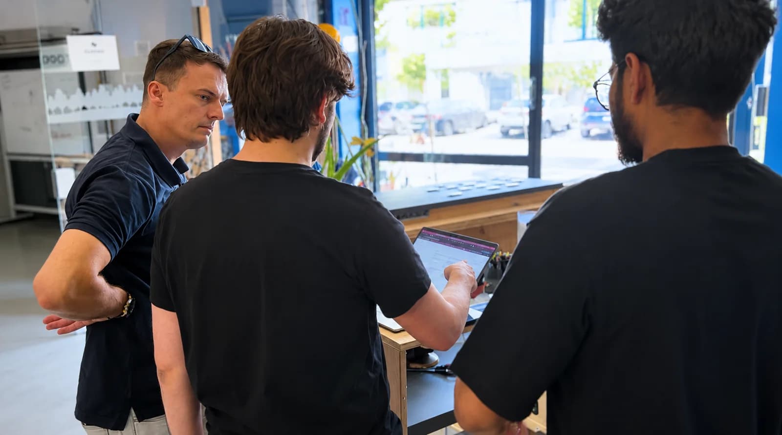 Drei Teilnehmer sprechen im neuen ProtocolHero Standort miteinander