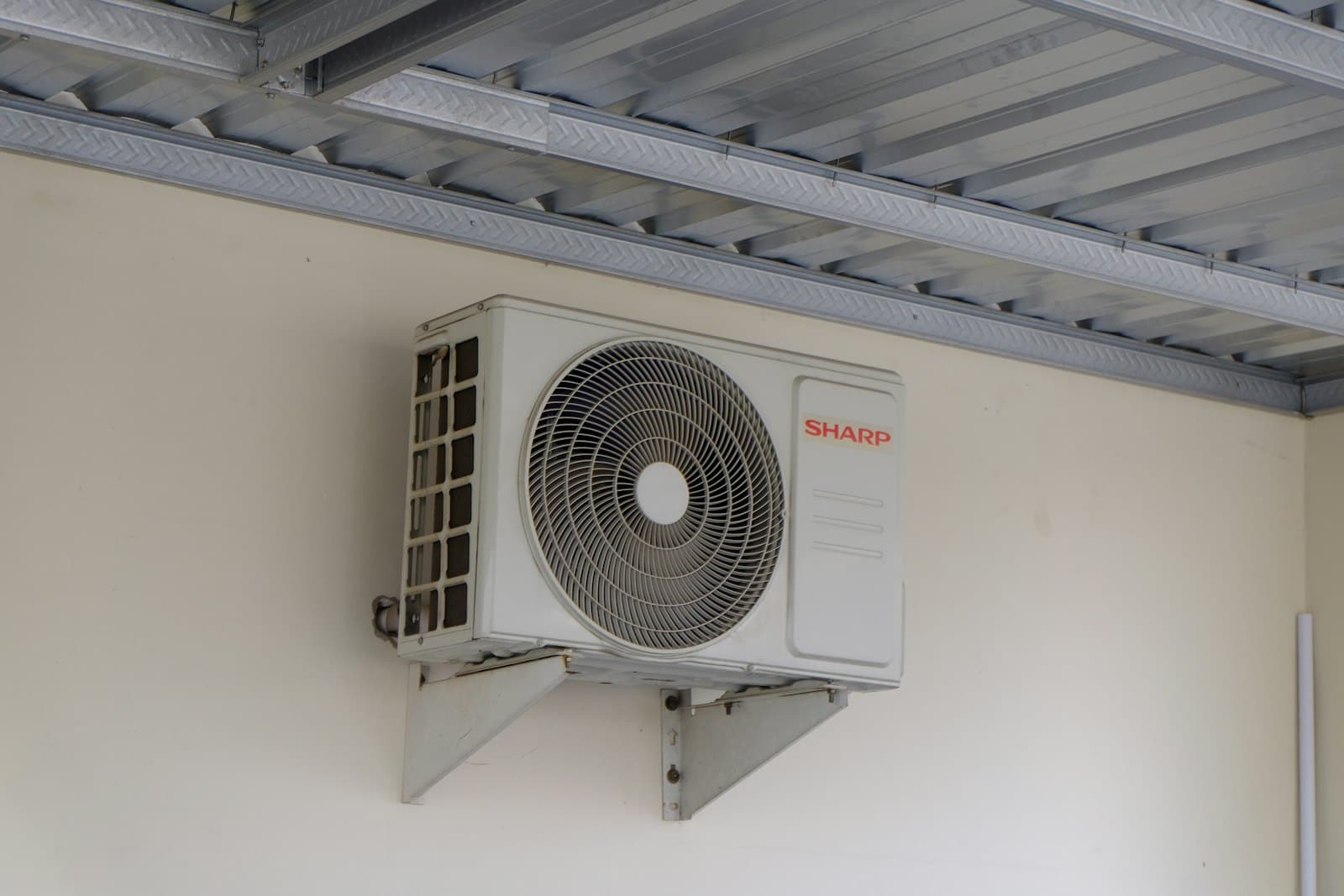 Außeneinheit einer Klimaanlage an einer Gebäudewand