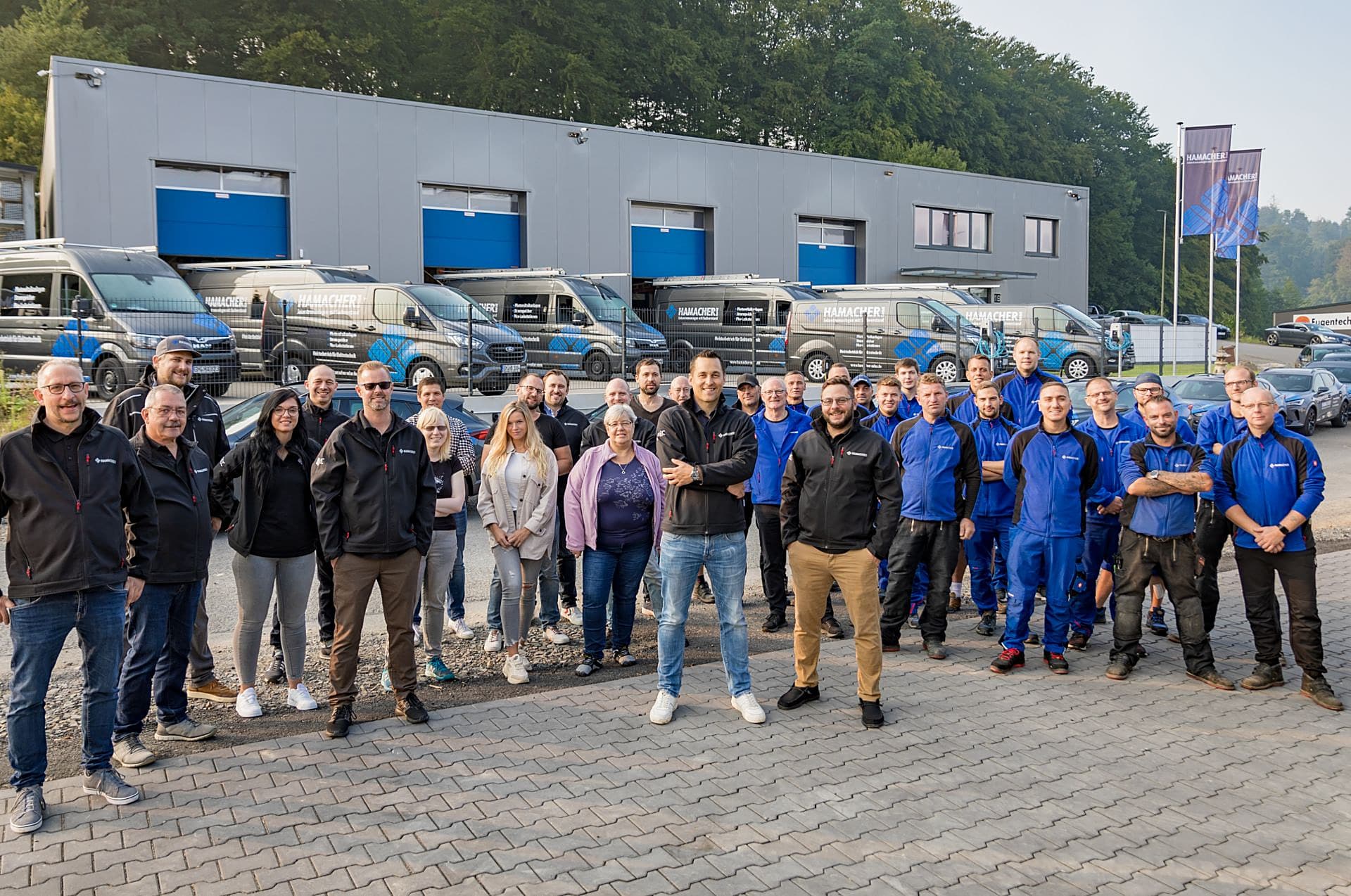 Das Team von Hamacher Solar vor dem Firmengebäude in Overath