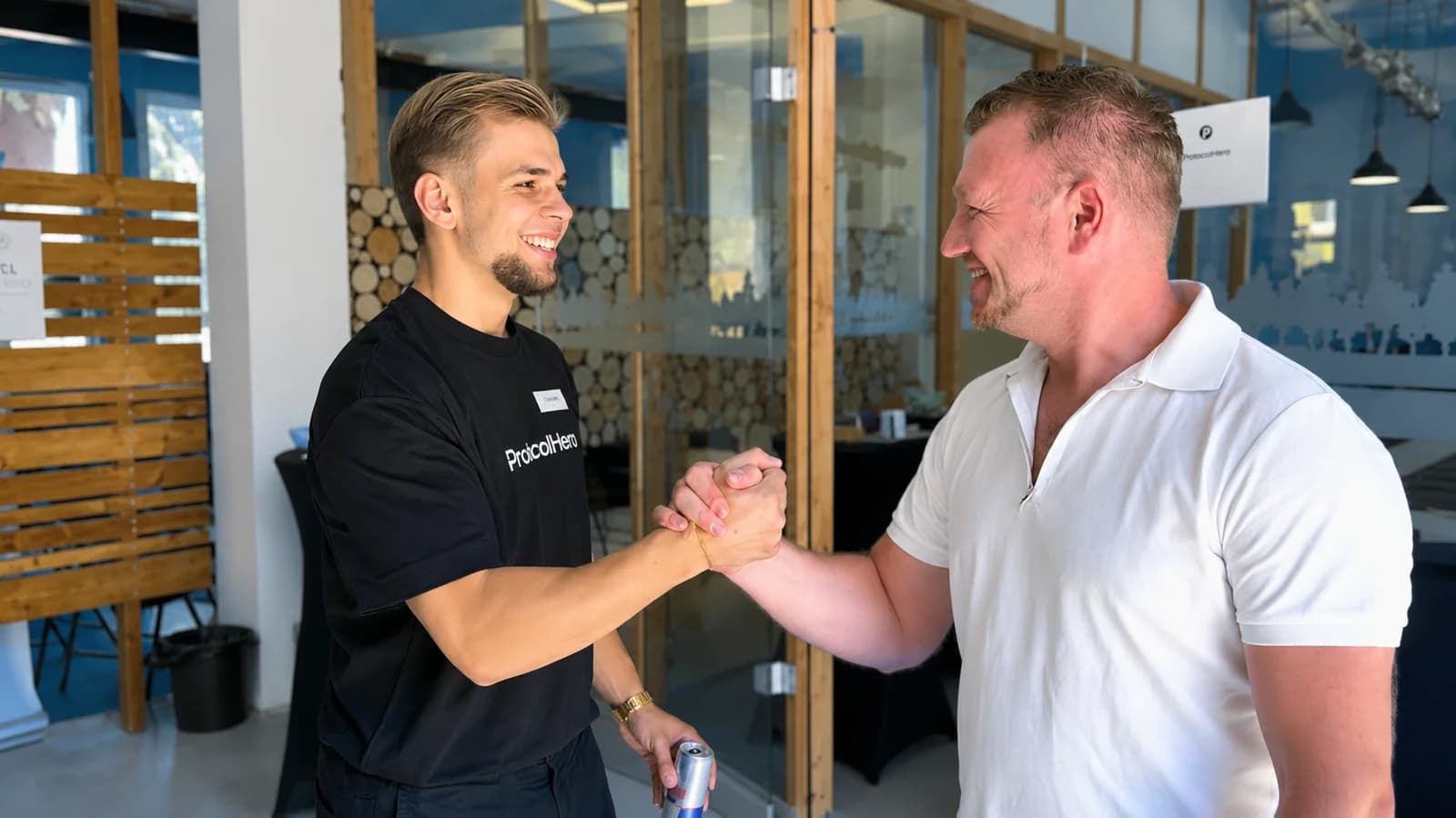 Ein ProtocolHero Teammitglied begrüßt einen Gast per Handschlag am neuen Standort